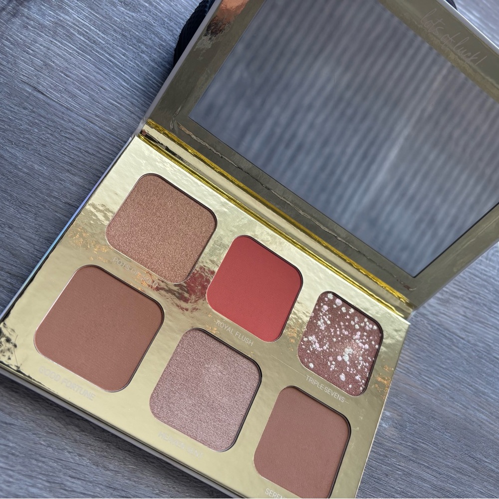 True + Luscious Lucky Glow Palette